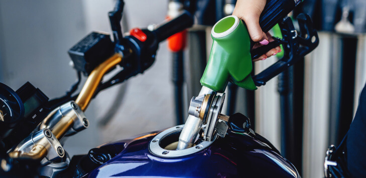 バイクに給油する人
