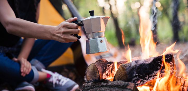 キャンプで焚火を楽しむ人