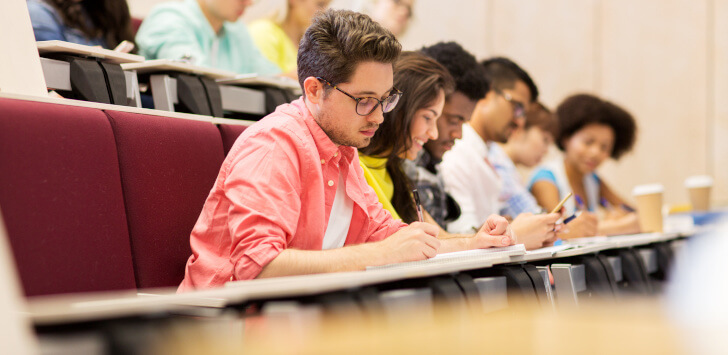 大学で講義を受ける学生